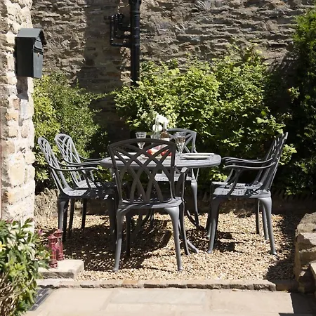 Theaked Stones * Leyburn